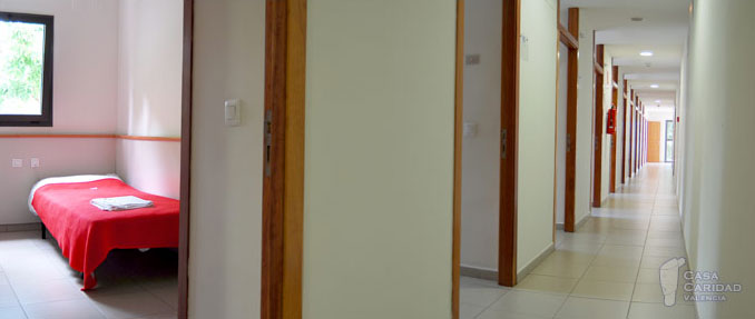 » Pasillo de acceso a las habitaciones del albergue de Casa Caridad.